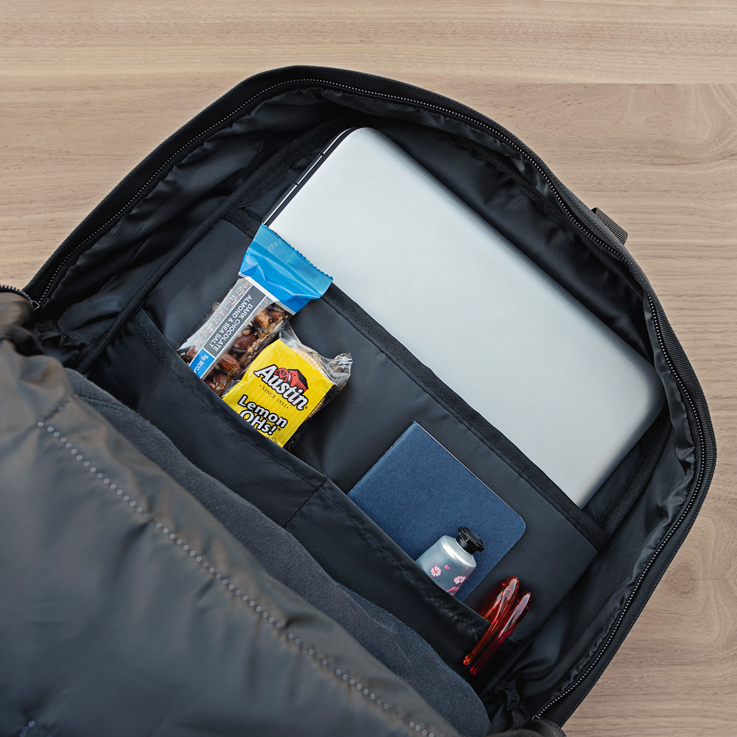 BLACK OAKLANDER BACKPACK WHITE LOGO