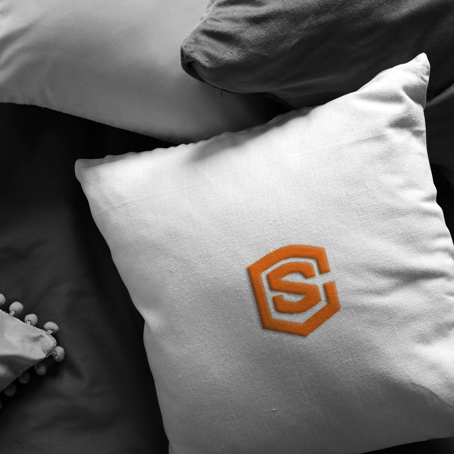 WHITE PILLOW ORANGE LOGO